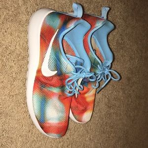 Nike tie dye roshes